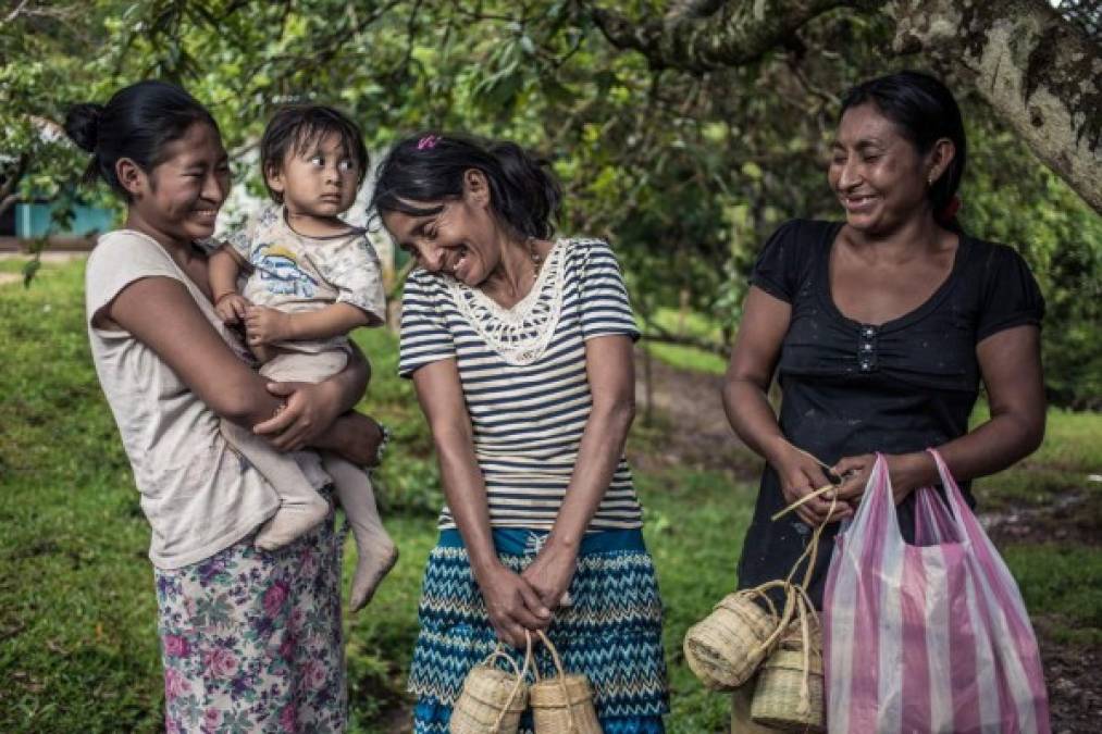 Las mujeres tolupanes son sencillas y tímidas. La mayoría tiene dos o cuatro hijos y no pasan de los 30 años de edad.