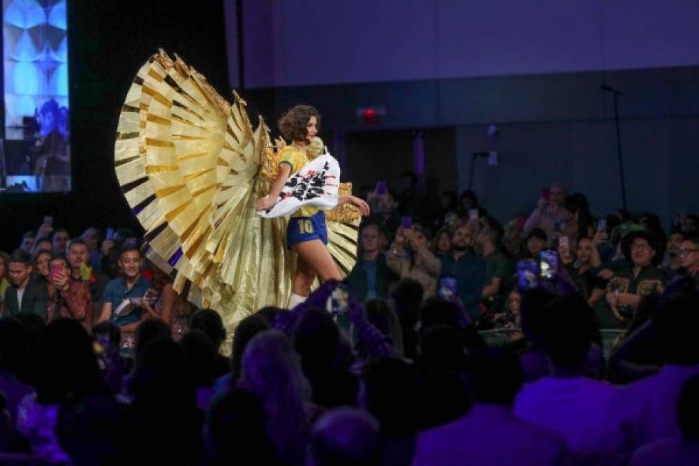 Miss Brasil Júlia Horta aprovechó su participación para protestar por la violencia violencia machista mostrando un letrero que rezaba 'Stop violence against women' (detengan la violencia contra las mujeres).<br/><br/>Su vestido era una oda a uno de las mayores pasiones del país, el futbol.