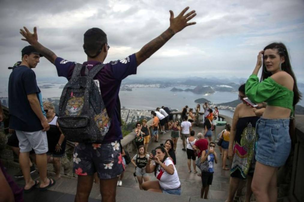 No les importó el coronavirus. Los turistas visitando la estatua del Cristo Redentor en Río de Janeiro, Brasil. Después de esto se cerró la emblemática estatua como una medida de emergencia para detener la propagación del nuevo coronavirus COVID-19.