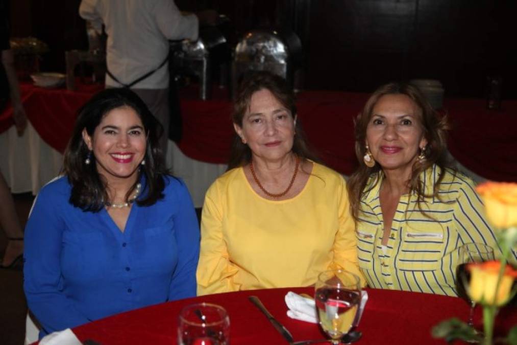 Francis Gutiérrez, Carmen Mena y Fanny Ponce.