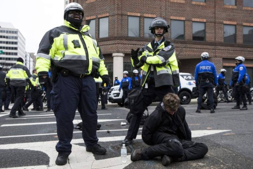 La ocasión no estuvo completamente libre de incidentes. La policía detuvo un manifestante en las calles de Washington.