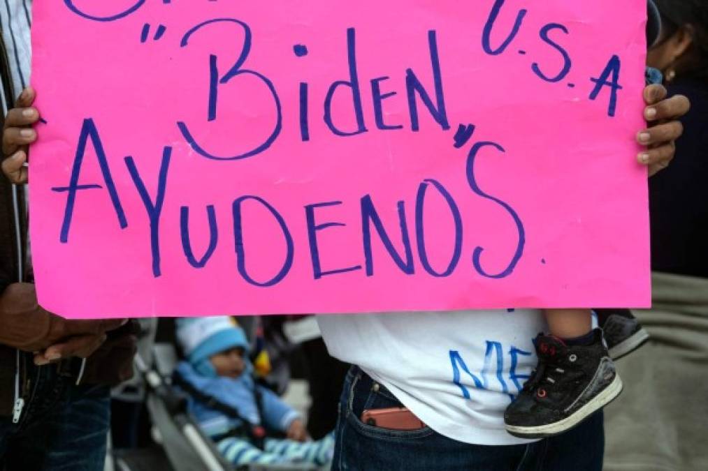 Los migrantes llevaban pancartas en las que pedían ayuda al presidente estadounidense, Joe Biden.
