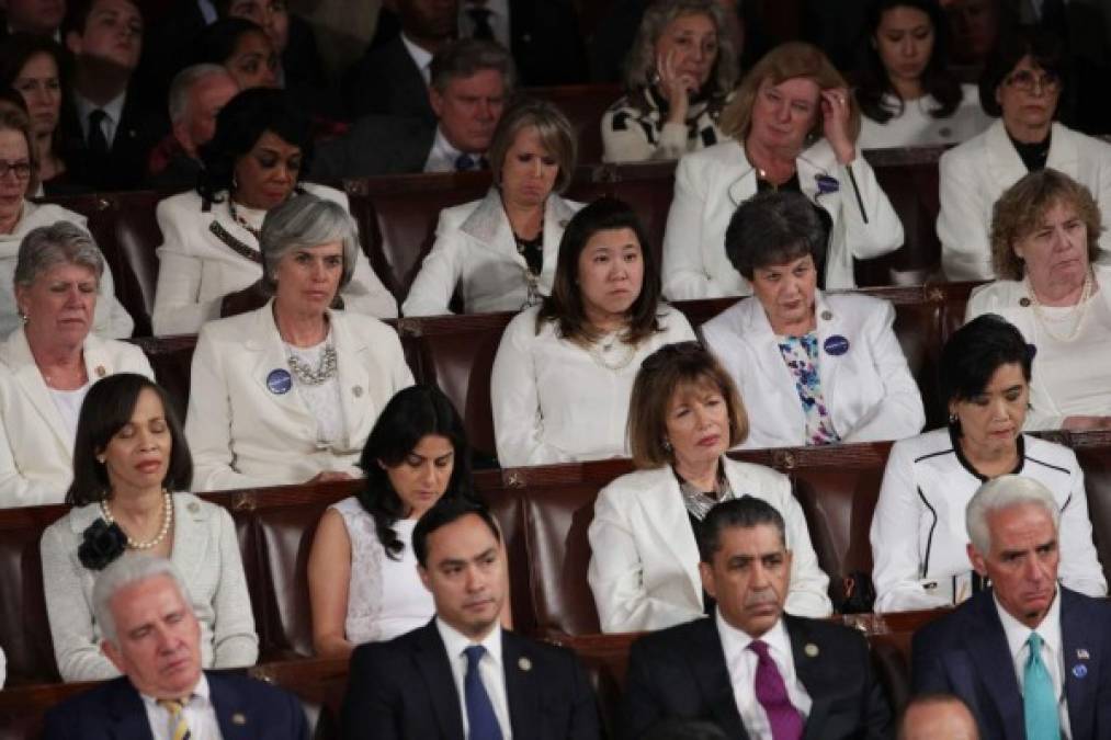 Las congresistas demócratas utilizaron el color blanco para protestar por los derechos de las mujeres frente al presidente Trump.