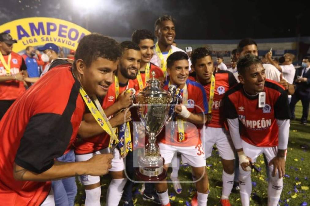 Los jugadores del Olimpia posando con la Copa 33 del Olimpia.