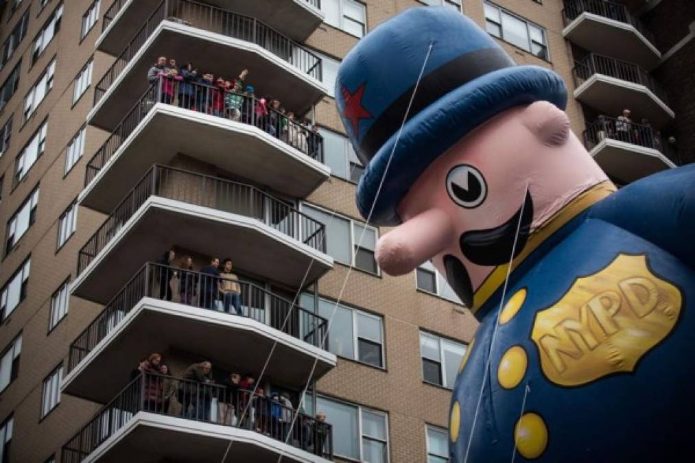 Los globos gigantes de distintos personajes recorrieron las calles de Manhattan. En esta imagen podemos apreciar el tamaño de las coloridas figuras, en comparación con el hombre que las mira a través de la ventana.