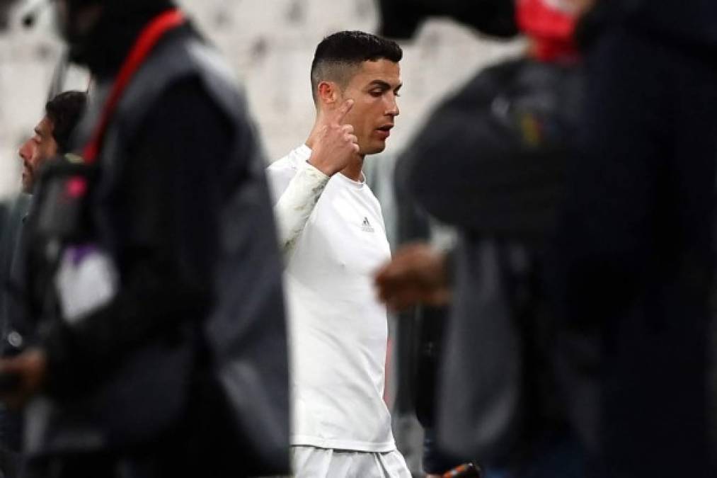 Por si fuera poco, el futbolista portugués, de acuerdo con la información de la Gazzetta dello Sport, está “aislado fuera del campo. Se le ve cada vez más distante de la Juventus”.