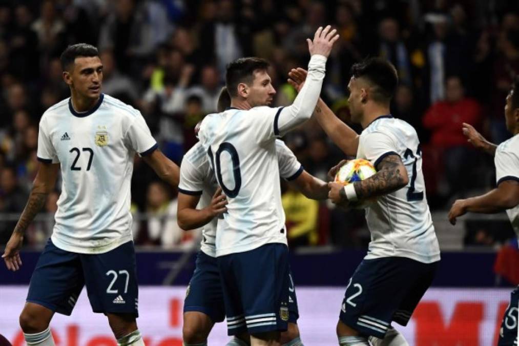 Messi y compañía celebrando el gol de Lautaro Martínez.