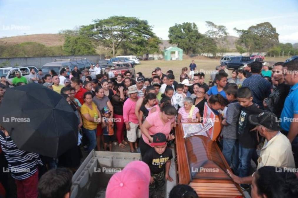 En el Cementerio Nuevo de Dos Caminos ubicado en el municipio de Villanueva, Cortés, (zona norte) fue enterrada este lunes la joven Juana Victoria Enamorado (21).<br/>