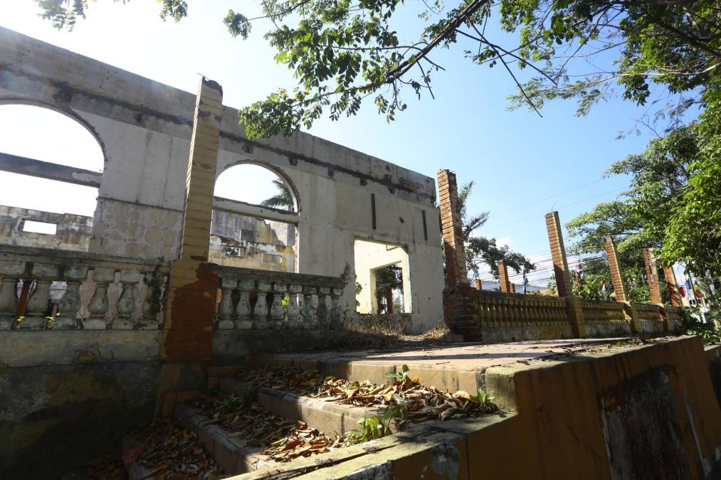 El alcalde de San Pedro Sula, Roberto Contreras, responsabiliza al Instituto Hondureño de Antropología e Historia, por la situación pues los sampedranos exigen la demolición y limpieza del lugar pero las autoridades municipales no pueden hacer nada.