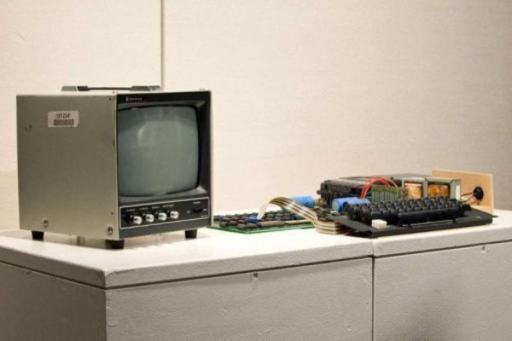 Modelo funcional de la Apple I, la primera computadora comercializada por la naciente compañía en 1976.