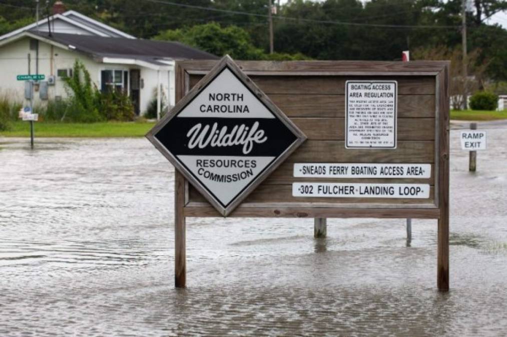 Las olas ya inundan las calles de varios pueblos costeros en Carolina del Norte.