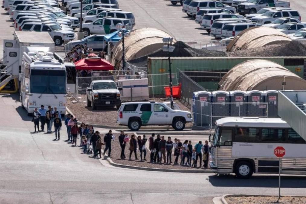La ciudad fronteriza de El Paso, Texas, se ha convertido en el epicentro de la crisis migratoria en Estados Unidos tras la llegada de miles de inmigrantes centroamericanos en las últimas semanas que han desbordado a la Patrulla Fronteriza y saturado los centros de detención.