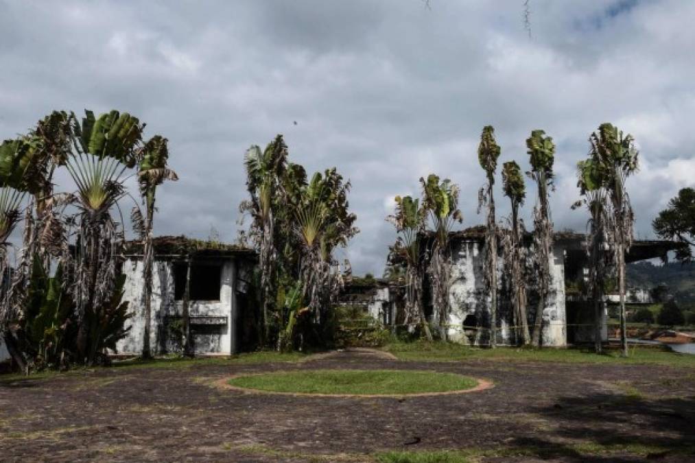 Las paredes de la mansión fueron construidas con doble muro, para ocultar dinero en efectivo y drogas. El capo también mandó construir un muelle para hidroaviones, un helipuerto, casa de huéspedes, entre otras amenidades.