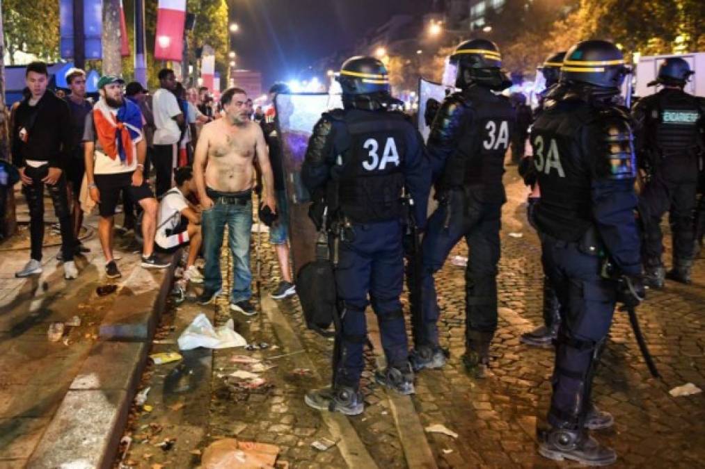 Paris (France), 23/08/2020.- Riot police stand on the Champs Elysees after the UEFA Champions League final match between Bayern Munich and Paris Saint-Germain, in Paris, France, 23 August 2020. Bayern Munich won 1-0. (Liga de Campeones, Francia) EFE/EPA/IAN LANGSDON<br/>
