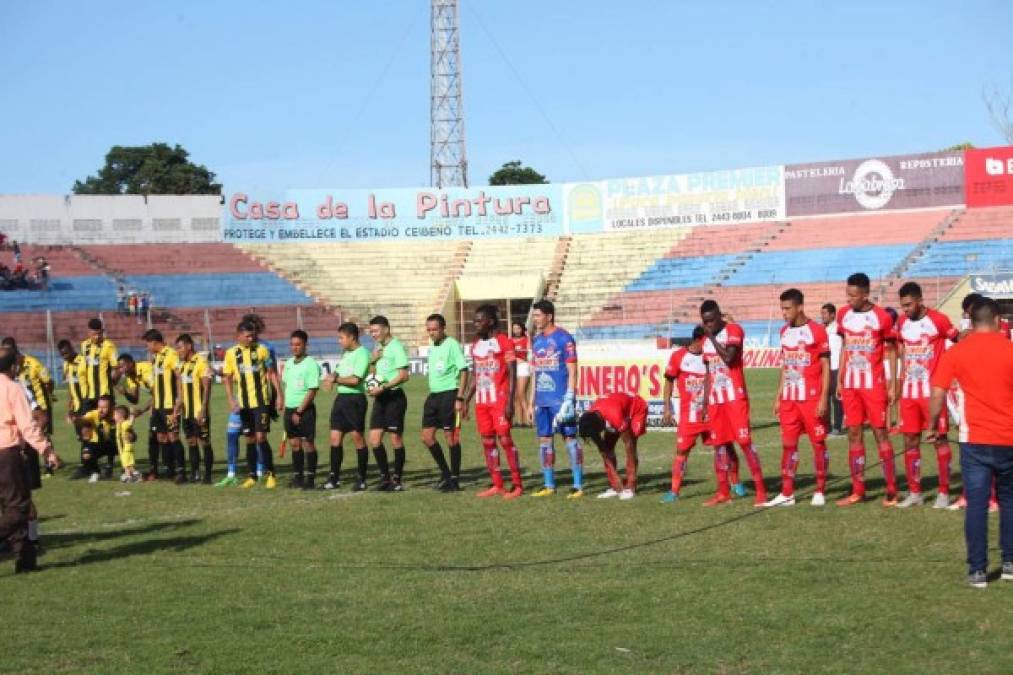 Los equipos de Vida y Real España en los actos protocolares del partido en el estadio Municipal Ceibeño.