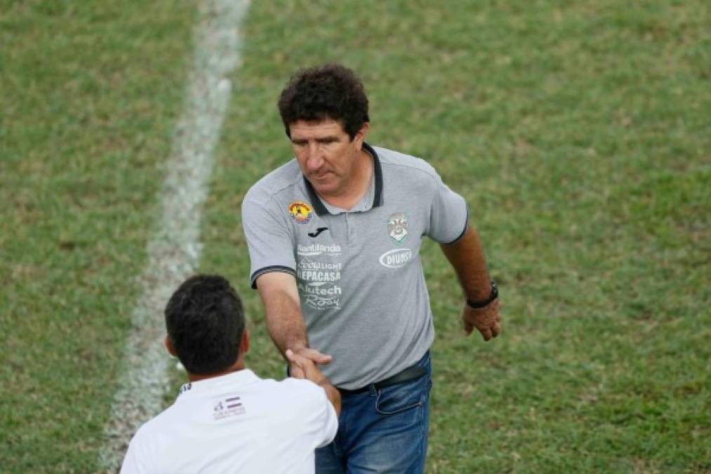 Héctor Vargas saludando a Mauro Reyes antes del inicio del partido en el Yankel.