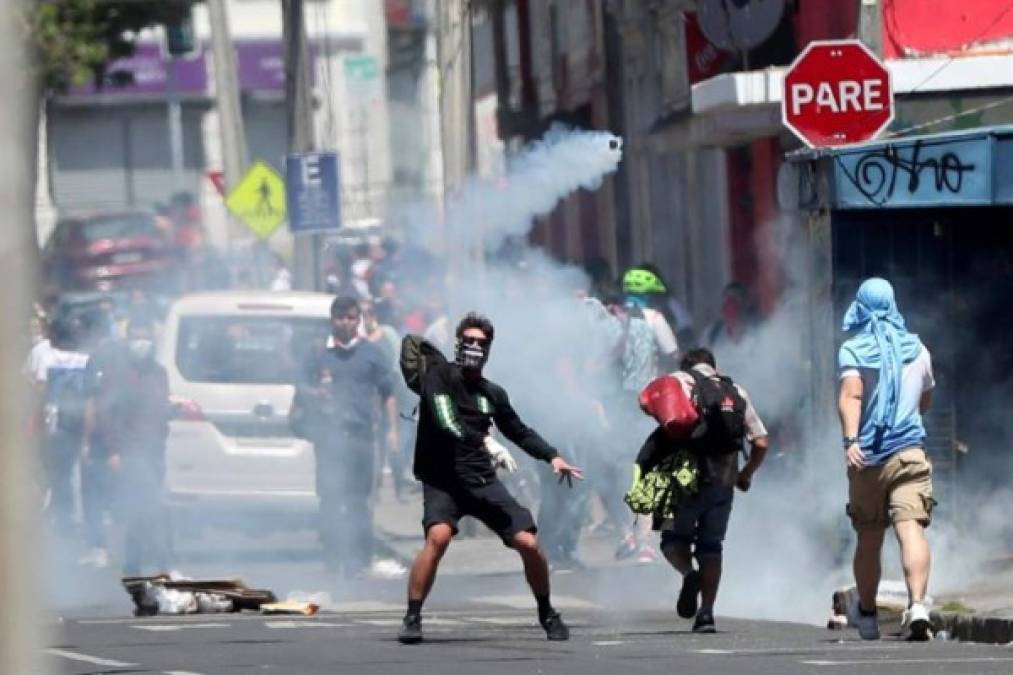 Los enfrentamientos no tardaron en estallar cuando los militares que patrullan la ciudad intentaron dispersar la manifestación.