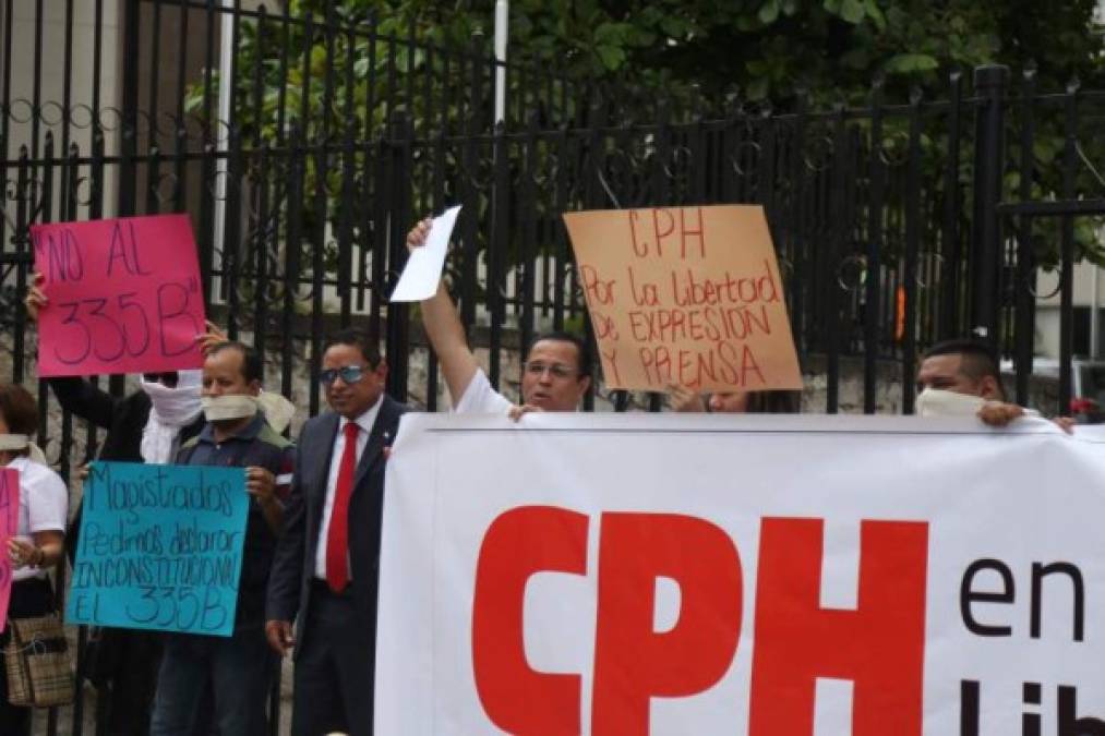 Los periodistas de Honduras protestaron hoy con un plantón frente a la Corte Suprema de Justicia en Tegucigalpa y San Pedro Sula, las dos ciudades más importantes del país, para exigir la derogación de un artículo del Código Penal que, consideran, atenta contra la libertad de expresión. El presidente del Colegio de Periodistas de Honduras (CPH), Dagoberto Rodríguez, dijo que el artículo, conocido como el 335-B, aprobado a inicios de este año por el Parlamento hondureño, afecta no solamente a los periodistas y comunicadores, sino también a los medios de comunicación y ciudadanía en general.