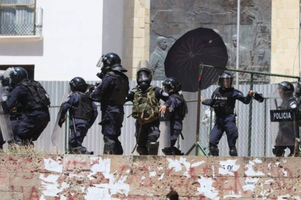 Los encapuchados se enfrentaron a la policía en el Paseo Liquidámbar. Allí incendiaron llantas y provocaron el cierre de negocios. El paso para los conductores fue bloqueado.