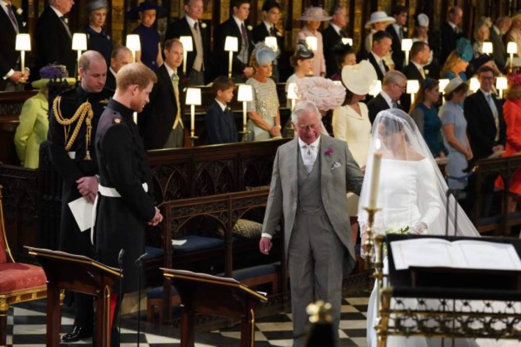 5- Príncipe Carlos escolta a Meghan al altar<br/><br/>A mitad del recorrido, el príncipe Carlos encaminó a la novia del brazo y la entregó al emocionado novio, a su hijo el príncipe Harry..