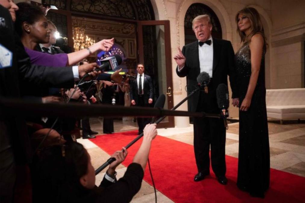 Trump y su esposa Melania atendieron a los periodistas en Mar a Lago antes de cenar con un centenar de invitados especiales para recibir juntos el 2020.