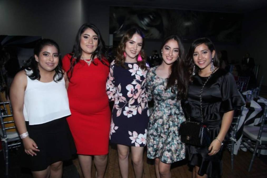 Sara Moncada, Dorcas Torres, Verónica Chávez, Nayehlu Torres y Natalia Naveda.