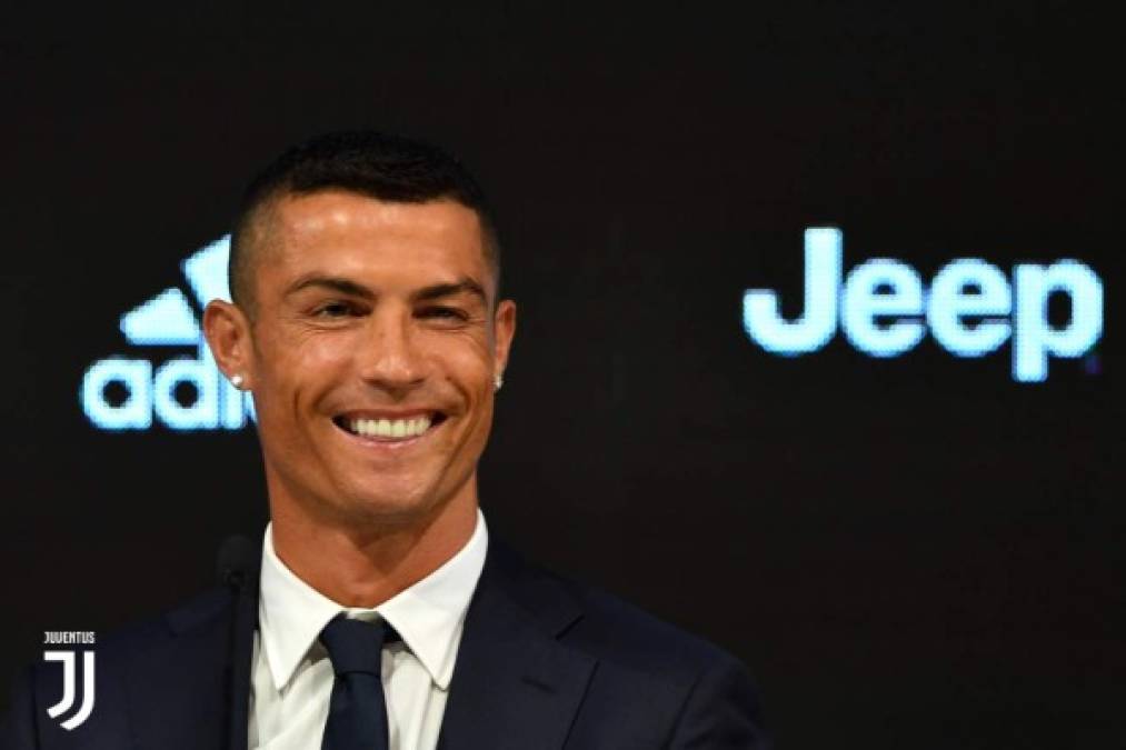 Cristiano Ronaldo ha llevado a la tienda oficial de la Juventus a poner diez máquinas para serigrafiar camisetas a 120 euros. Otros, sin embargo, hacían el agosto en julio vendiendo réplicas en la calle por 15 euros.
