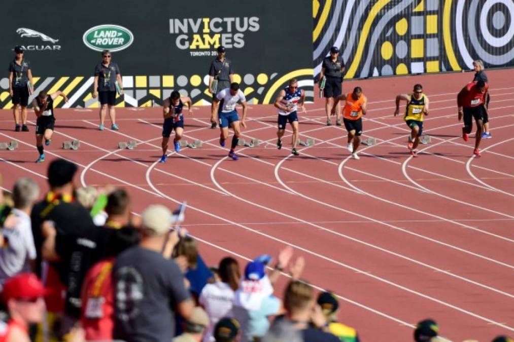 ATLETISMO. A toda velocidad. Un grupo de corredores salen a toda velocidad en la final de los 100 metros de los juegos Invictus 2017.