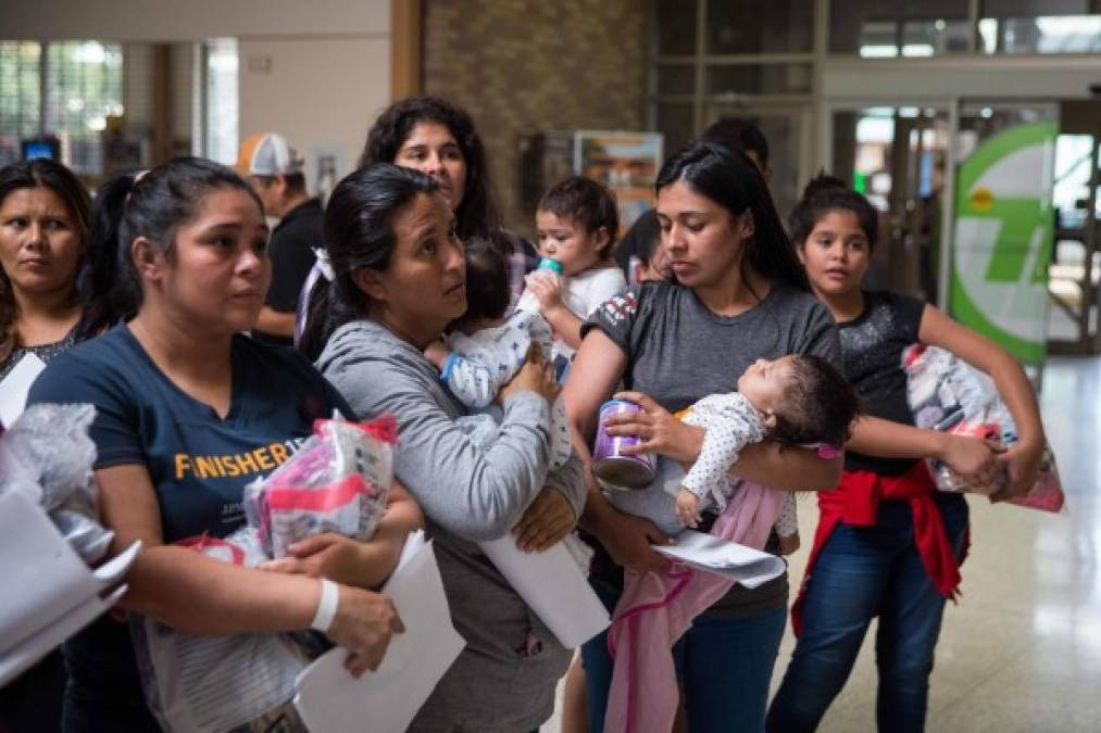 Immigrants wait to head to a nearby Catholic Charities relief center after being dropped off at a bus station shortly after release from detention through 'catch and release' immigration policy on June 17, 2018 in McAllen, Texas. <br/>The man said he was separated from his son while in detention. 'Catch and release' is a protocol under which people detained by US authorities as unlawful immigrants can be released while they wait for a hearing. / AFP PHOTO / Loren ELLIOTT