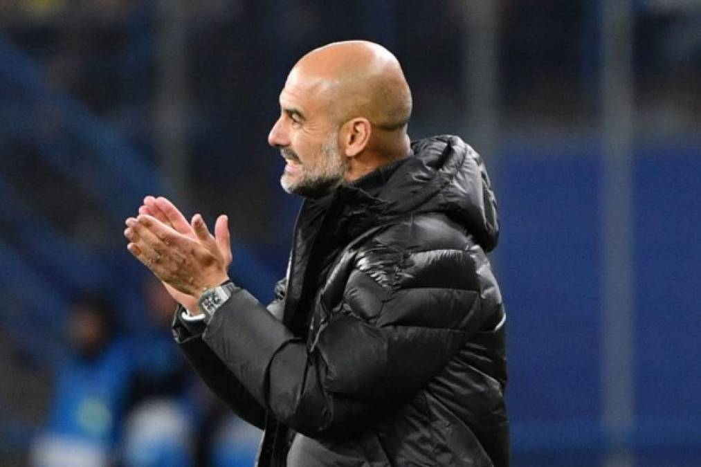 Pep Guardiola aplaude tras el gol de Riyad Mahrez contra el Shakhtar Donetsk.