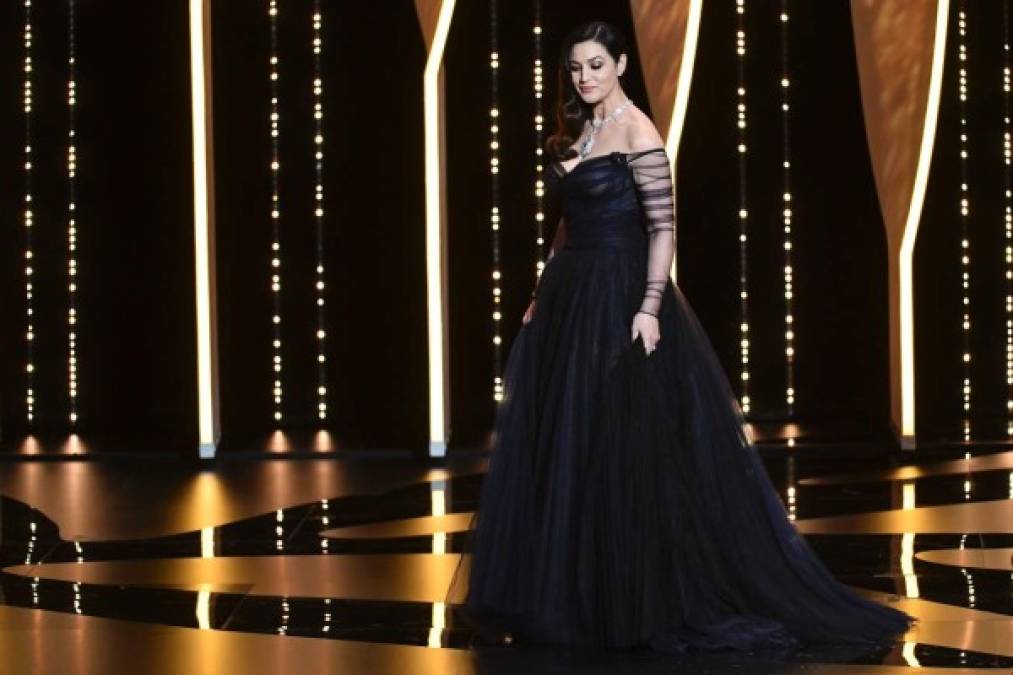 Monica Bellucci, espectacular con un vaporoso vestido azul marino y un amplio escote, ejerció de maestra de ceremonias.