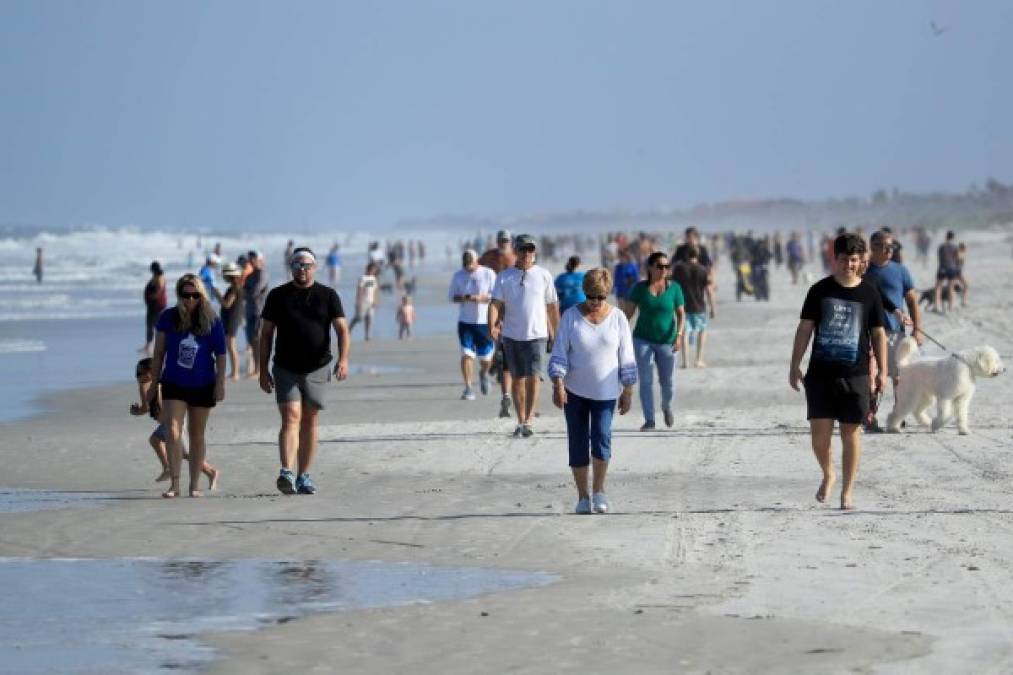 Florida se convirtió ayer en uno de los primeros estados de EEUU en levantar el confinamiento con la polémica reapertura de las playas de Jacksonville, pese al aumento de casos de coronavirus registrado este fin de semana.<br/>