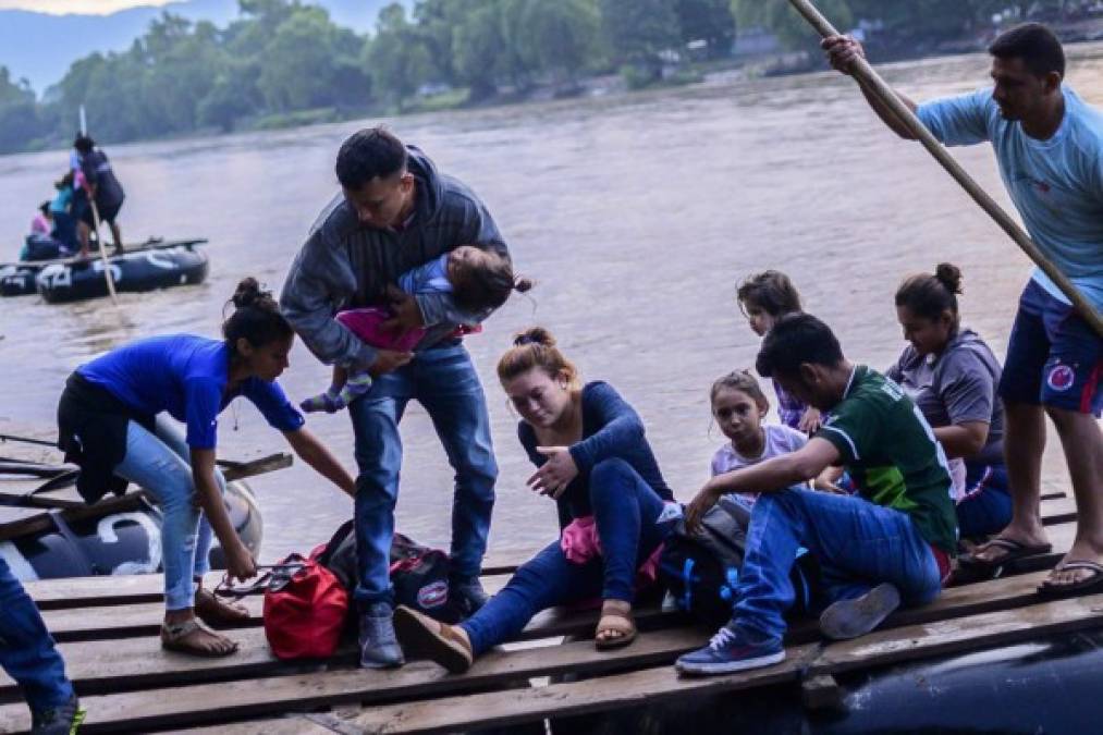 Central American migrants arrive in Ciudad Hidalgo in Chiapas State, Mexico, after illegally crossing the Suchiate river from Tecun Uman in Guatemala in a makeshift raft, on June 10, 2019. - In the framework of Mexico's deal to curb migration in order to avert US President Donald Trump's threat of tariffs, Mexico's Foreign Minister Marcelo Ebrard said Mexico will discuss a 'safe third country' agreement with the US -- in which migrants entering Mexican territory must apply for asylum there rather than in the US -- if the flow of undocumented immigrants continues. (Photo by Pedro PARDO / AFP)