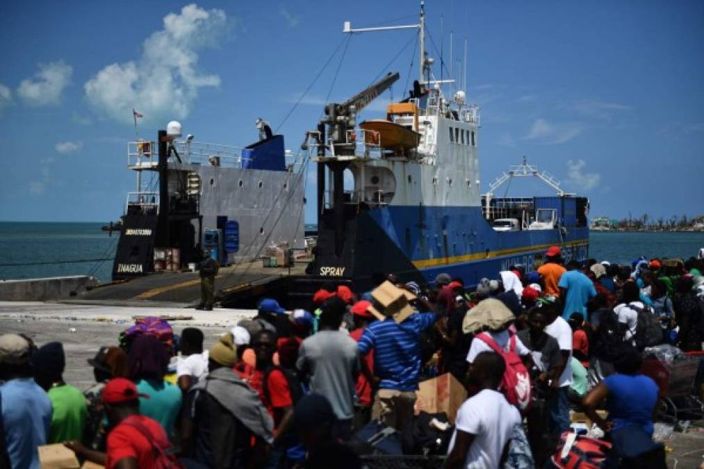 Una semana después del azote de Dorian en las Bahamas, miles de personas comenzaron a salir por aire y mar de las comunidades arrasadas por el huracán, buscando iniciar una nueva vida tras perder todo durante la tormenta.