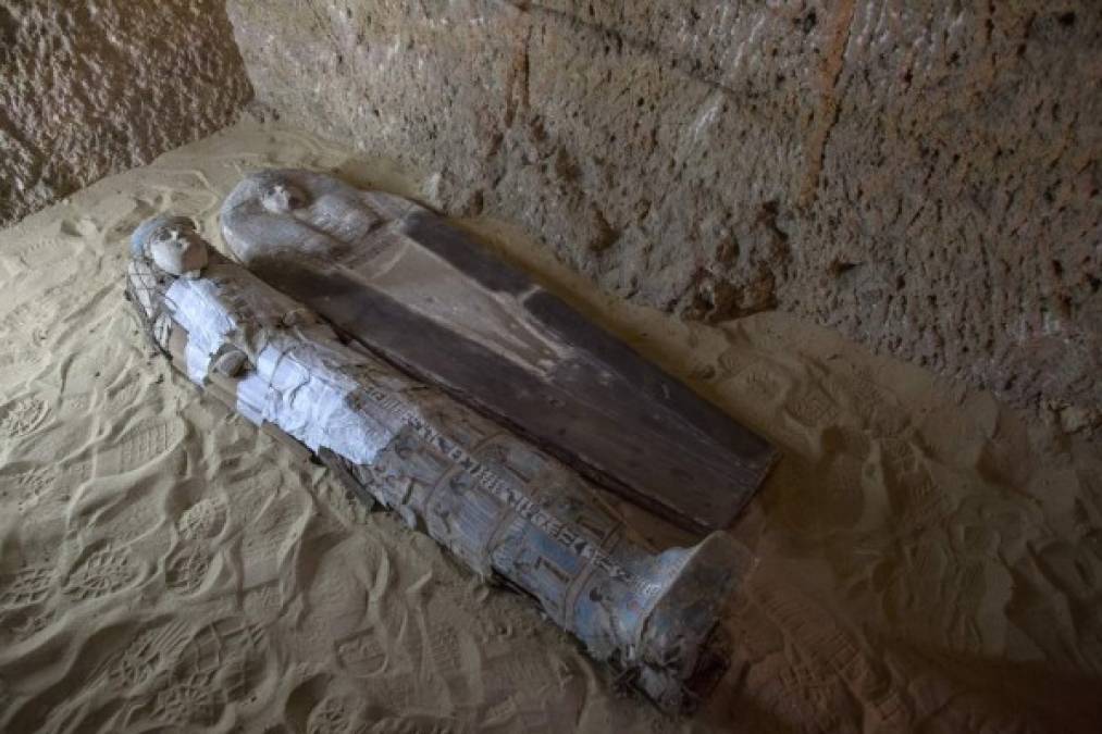 En el desierto de Guiza, el Ministerio de Antigüedades egipcio presentó las tumbas de los nuevos inquilinos de la necrópolis, Behen Wi Ka y Nuwi, dos sacerdotes de la V dinastía (2500-2350 a.C).<br/>