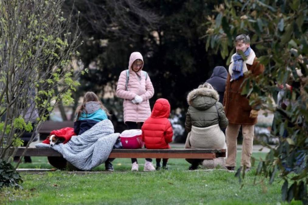 Miles de ciudadanos salieron por el pánico a las calles, también muchos pacientes de los principales hospitales que están atendiendo a personas con infecciones de COVID-19.