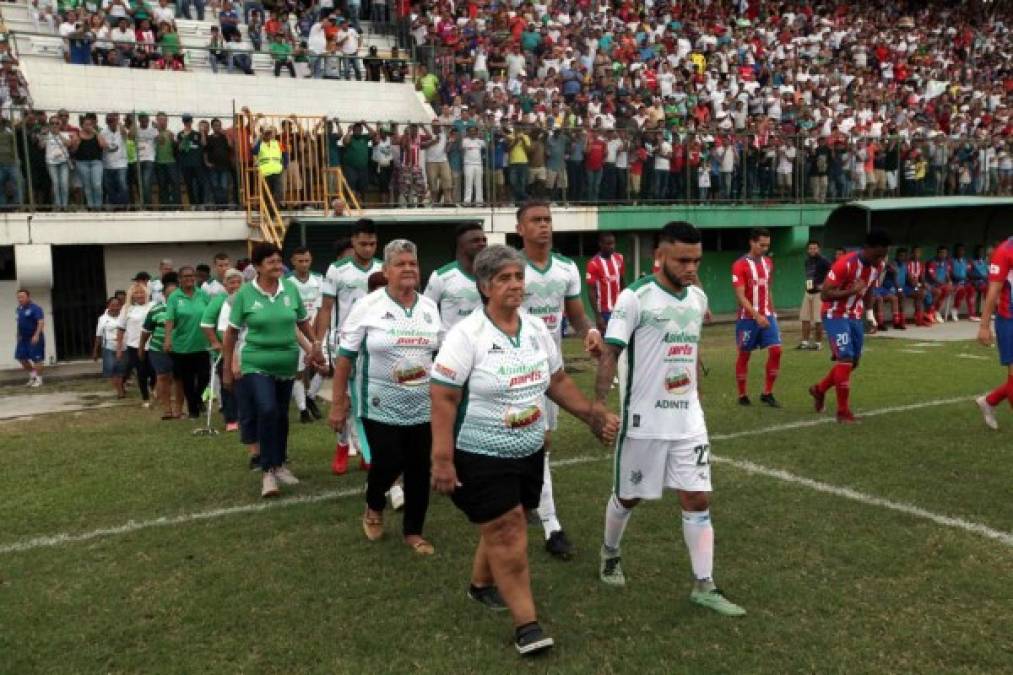 Como homenaje a los muchos años de apoyo al equipo, el Platense rendió homenaje a una oncena de mujeres mayores que han brindado soporte a los escualos por décadas.