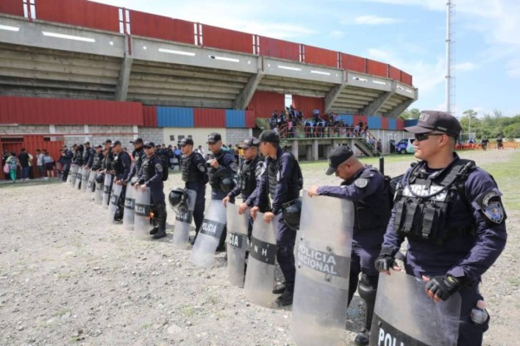 La Policía Nacional llegó desde tempranas horas al estadio Carlos Miranda de Comayagua y tomó fuertes medidas de seguridad para evitar que se repitiera la tragedia que aconteció el pasado mes de agosto que dejó como saldo cuatro muertos.