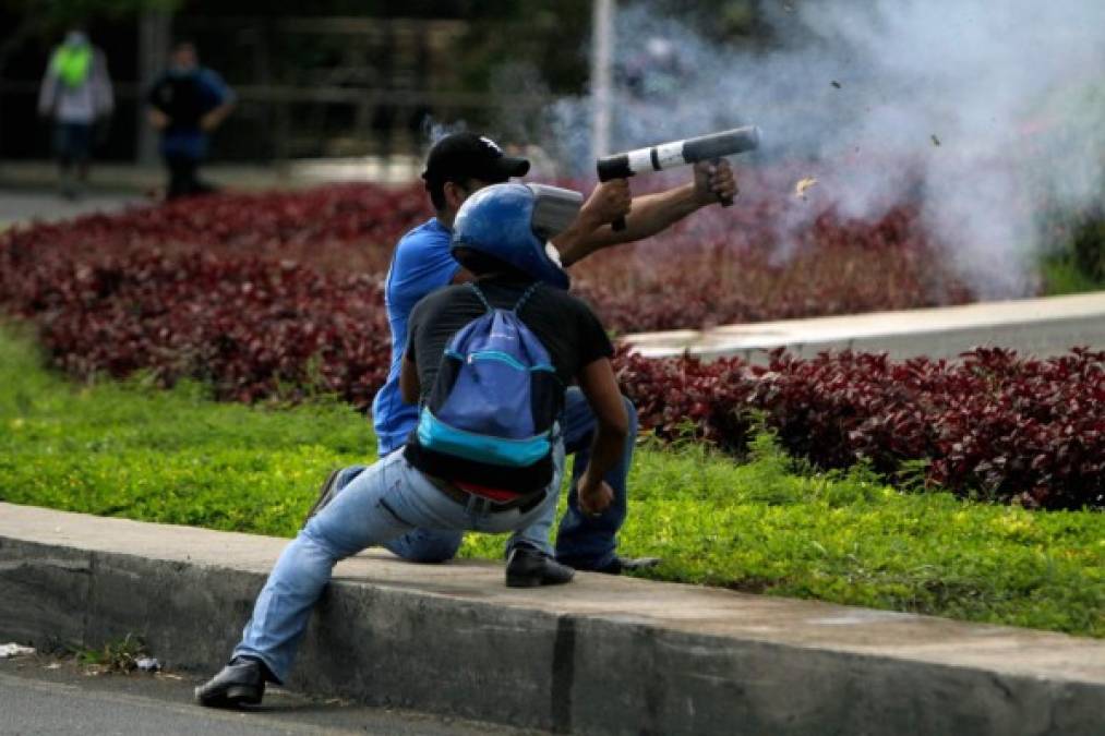 Las protestas, bloqueos y saqueos se reanudaron hoy en distintos puntos del país, mientras diversos grupos convocaron a una marcha a la Universidad Politécnica, epicentro de las manifestaciones, para solidarizarse con estudiantes atrincherados en la institución.