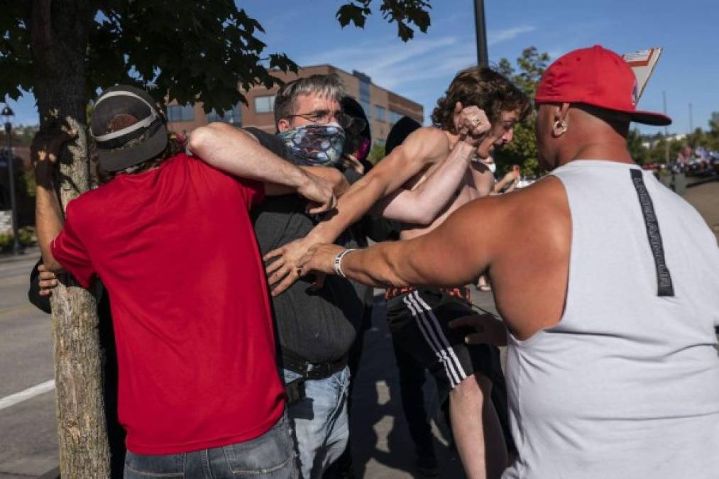 Un hombre murió por un disparo en el pecho en la ciudad de Portland (Oregón, EEUU) después de que el sábado por la noche se registraran fuertes enfrentamientos entre simpatizantes del presidente, Donald Trump, y miembros del movimiento 'Black Lives Matter' (Las vidas negras importan).<br/>