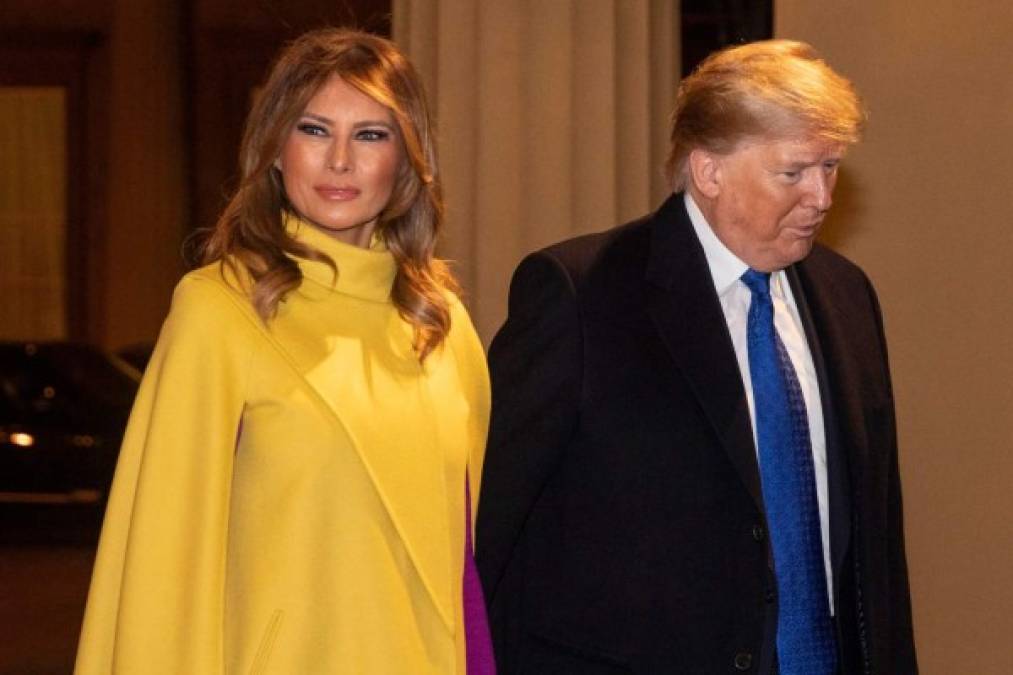 La primera dama estadounidense, Melania Trump, le puso color al invierno en Londres con un vistoso abrigo mostaza que ha desatado memes, burlas y críticas en redes sociales.