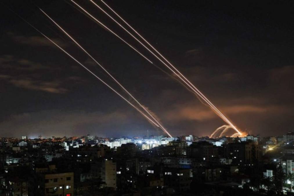 Los bombardeos israelíes sobre Gaza, en respuesta a los ataques de Hamás, aumentaron al menos a 174 la cifra de muertos en la franja palestina desde el comienzo de la actual escalada bélica, que alcanza hoy su séptima jornada, informó el Ministerio de Sanidad del enclave costero.