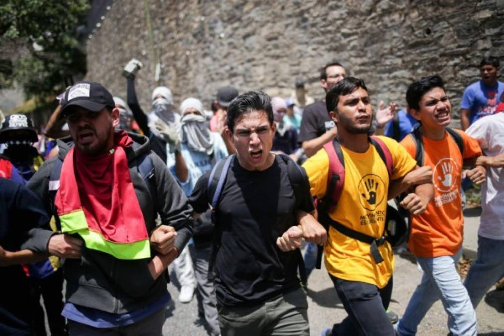 Ante la desesperación por la escasez de alimentos y la falta de electricidad, manifestantes clamaron a Guaidó para que invoque un artículo constitucional que autoriza 'misiones militares venezolanas en el exterior o extranjeras en el país', el dirigente dijo a través de un megáfono que lo haría solo 'cuando llegue el momento'.