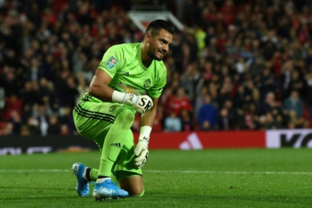 José Mourinho quiere llevar al portero del Manchester United Sergio Romero a la Roma para la próxima temporada, como informa 'The Express'. El portugués trabajó con el jugador de 34 años en Old Trafford entre 2016 y 2018. Romero será agente libre cuando su contrato actual en United expire a fines de junio. Foto AFP.