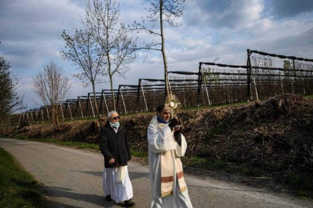 El padre Locatelli cuenta que fue a 'bendecir el cuerpo de un hombre en su lecho de muerte'. 'Fui porque era una situación especial. Allí estaba su mujer y su hijo, discapacitado, en silla de ruedas. Estaban solos'.