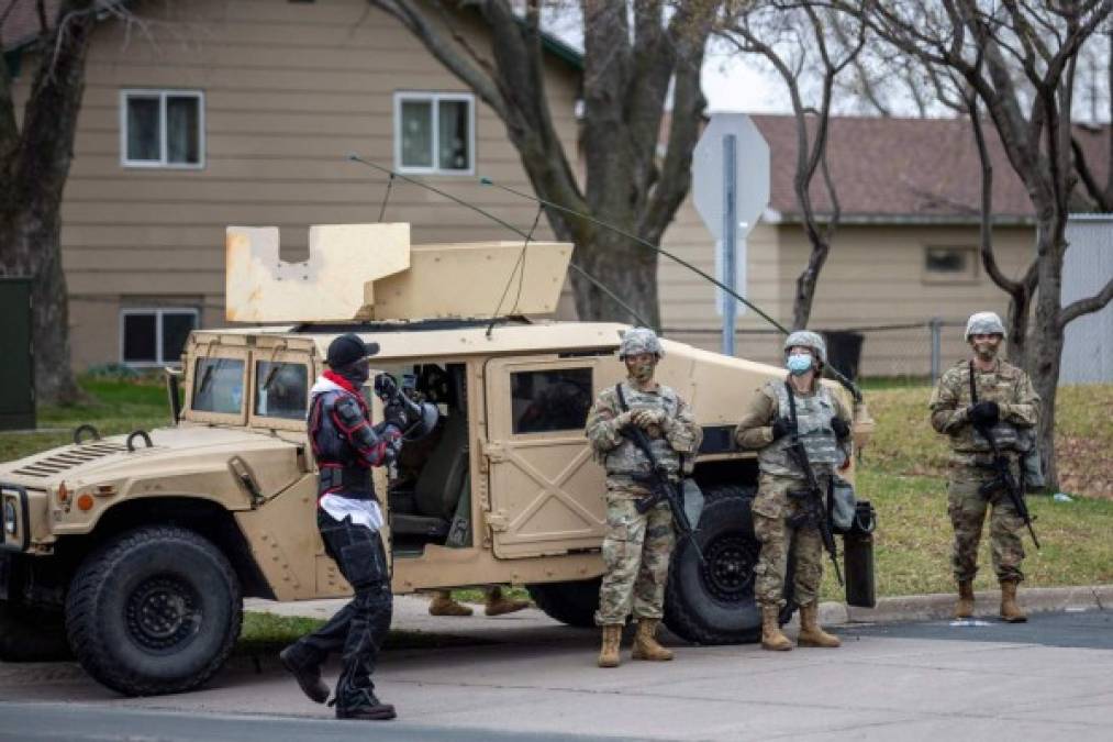 Por su parte, el estado de Minesota ordenó este lunes el despliegue de 500 reservistas de la Guardia Nacional ante las protestas de las últimas horas y la proximidad del final del juicio contra el exagente acusado de asesinar al afroamericano George Floyd en mayo.