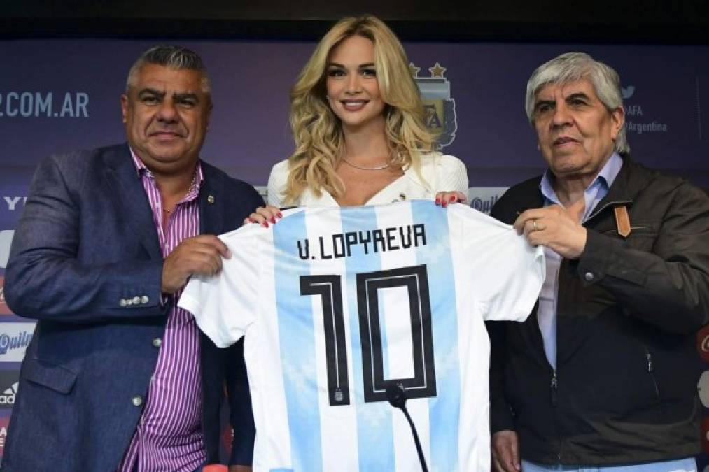 Photo released by Telam of Russian presenter, actress, model and official ambassador of the FIFA World Cup 2018, Victoria Lopyreva (C), receiving a jersey of Argentina from the president of the Argentinian Football Association (AFA), Claudio Tapia, and the president of Argentinian club Independiente, Hugo Moyano, in Buenos Aires on February 12, 2018. <br/>Lopyreva is in Argentina to deliver a press conference to promote the World Cup. / AFP PHOTO / TELAM / CANDELARIA LAGOS / RESTRICTED TO EDITORIAL USE - MANDATORY CREDIT 'AFP PHOTO / TELAM / CANDELARIA LAGOS' - NO MARKETING NO ADVERTISING CAMPAIGNS - DISTRIBUTED AS A SERVICE TO CLIENTS - ARGENTINA OUT<br/><br/>