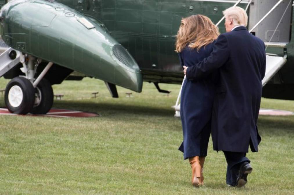Trump y Melania compartieron una rara muestra de afecto en público tras el incidente.