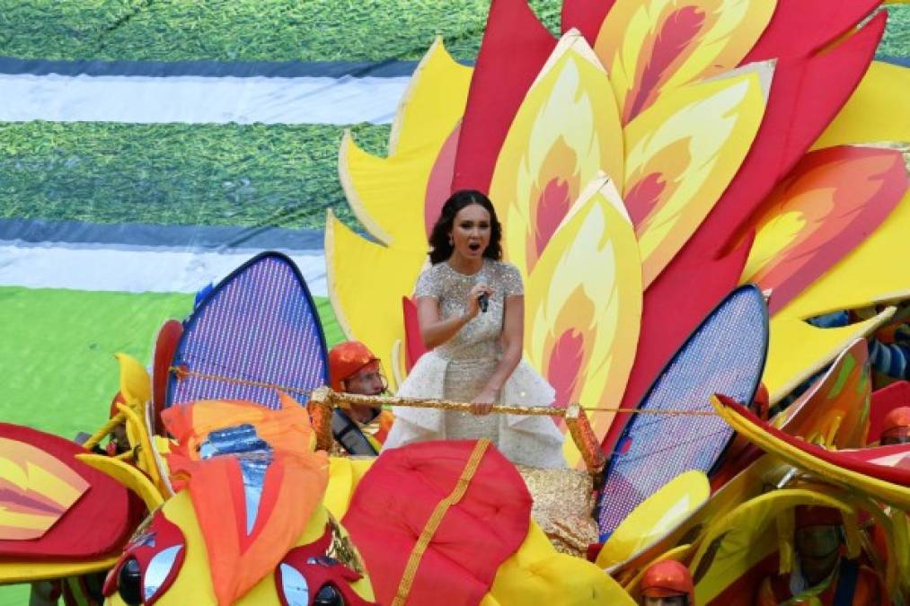 La aclamada soprano rusa Aida Garifullina hizo una entrada triunfal subida en una ave fénix.