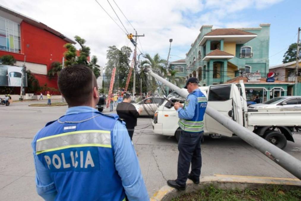 Al lugar llegaron agentes de la dirección de Vialidad y Transporte para investigar el caso y deducir responsabilidades al conductor de la camioneta.